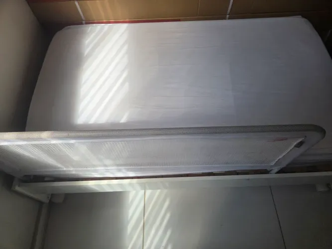 Cama infantil com colchão. Tem as partes do berço que estão desmontadas. desmontado 