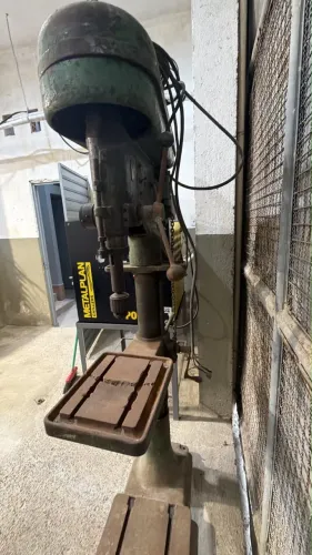 Furadeira de Coluna Industrial Nardini - Máquina Robusta