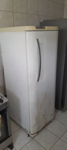 Vendo uma geladeira Branca Electrolux