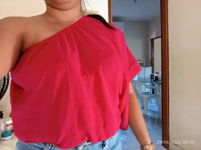 Camisa de manga lateral. Cor rosa quase pink