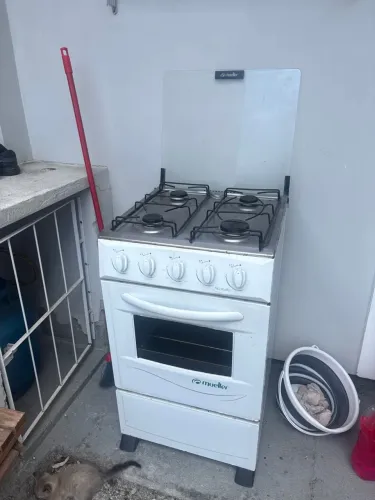 VENDE-SE FOGÃO 4 BOCAS COM FORNO USADO