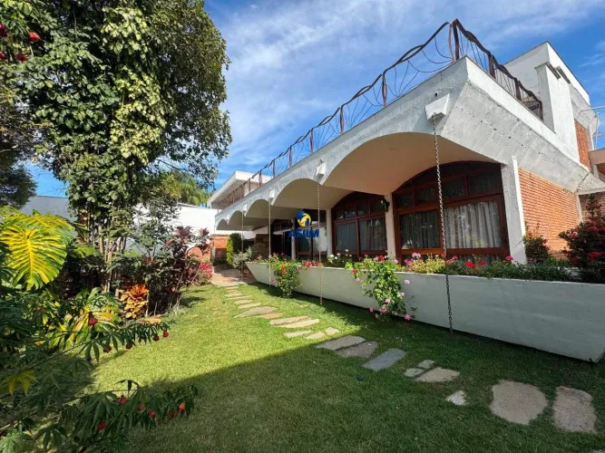 CASA LINEAR COM PISCINA, 4 QUARTOS E UM LINDO JARDIM A UMA QUADRA DA LAGOA DA PAMPULHA BA