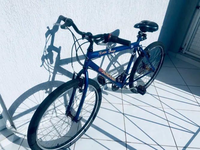 Bicicleta aro 26 com marcha e adereços.