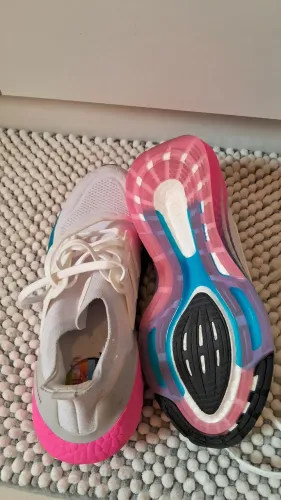 Lindo tênis esportivo ultraboots
