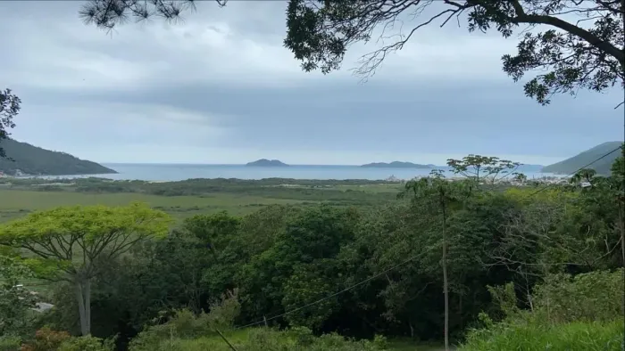 Terreno com vista para o mar