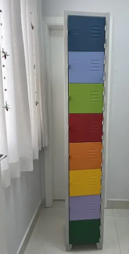 Roupeiro de aço de 8 vãos. Novo. Portas coloridas