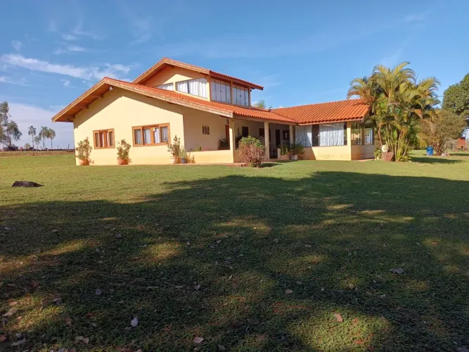 Fazenda - Total: 38 alqueires paulistas - Aproveitamento: 36 alqueires trabalháveis e 2 al