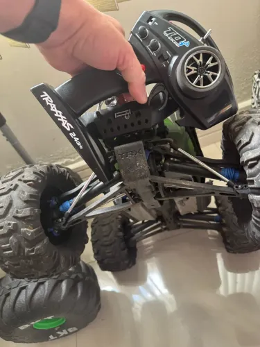 TRAXXAS SUMMIT 1/10 com servos novos e revisado 