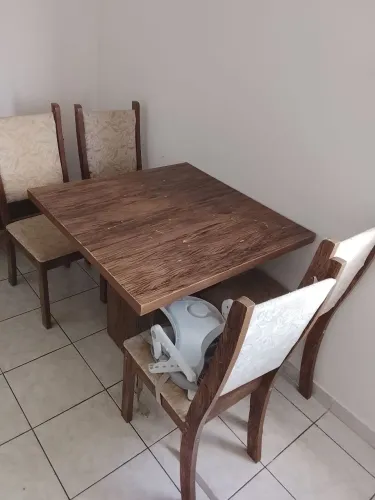 Mesa com 4 cadeiras