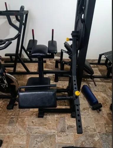 Máquina de Gluteos 4 Apoios