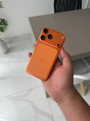 iPhone 11 na carcaça 17 Pro