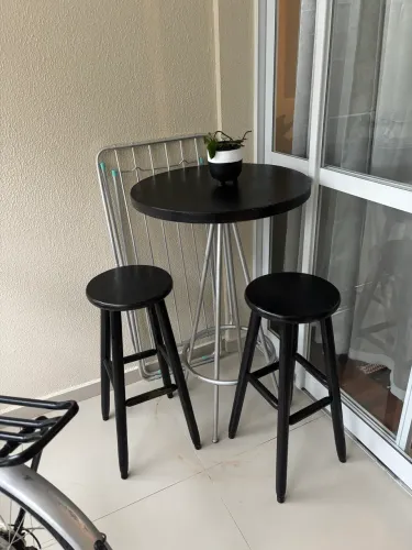 Mesa Bistrô Alta com 2 Banquetas - Madeira e Alumínio