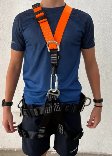 Dois cinturões de segurança de 5 pontos. O preço do anúncio é de cada equipamento.