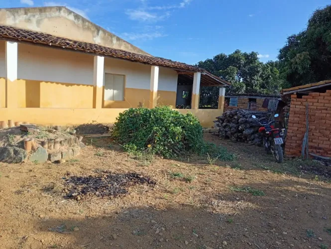 Vende o sítio amplo na roça grande com casa