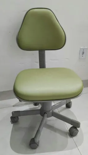 Vende-se essa cadeira de dentista e mocho em excelente estado. 