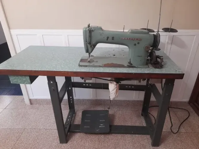 Máquina de Costura Industrial CONSEW Completa com Mesa - Vintage Funcionando