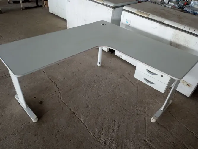 Mesa em L para escritório 