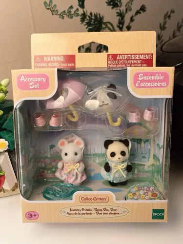 Sylvanian Families Amigos do Jardim da Infância - Caminhando na Chuva