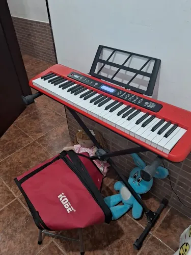 Teclado Musical Iniciante Kobe KB-300 5/8 61 Teclas Sensitivas ao Toque com Pedal Sustain