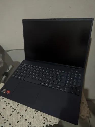 VAIO FE16 VJFE68F11X com Ryzen 5 5625U, 16 GB de RAM e SSD de 512 GB