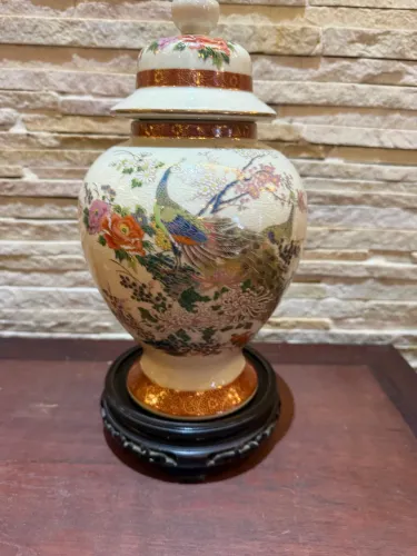 Potiche Oriental em Porcelana Craquelê com Pavão e Base em Madeira