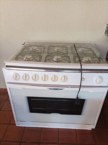 Vende-se um fogão de embutir, de 6 bocas,Brastemp. Em perfeito estado. Tratar: *