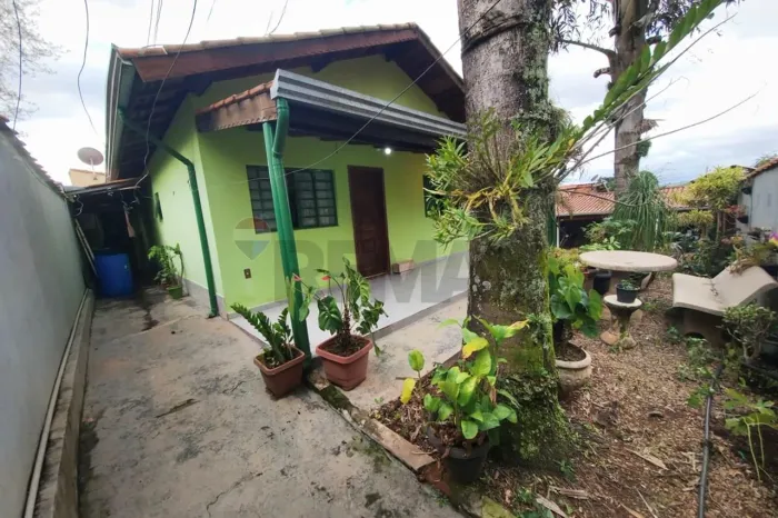 Chácara Completa com Três Residências em Santo Antônio de Posse