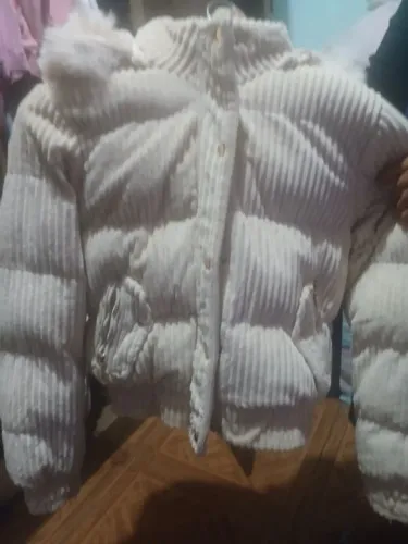 Blusa feminina Modelo puffer acolchoado, ideal para dias frios.