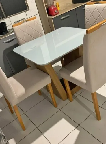 Mesa de jantar com 4 cadeiras 