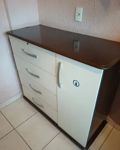 Comoda com 4 gavetas e 1 porta