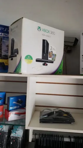 Xbox 360 na caixa com Kinect 