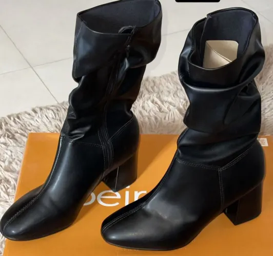 Botas usadas uma única vez 