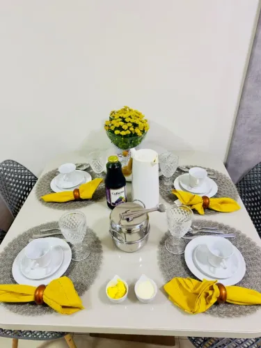 Mesa de jantar 4 lugares tampo de vidro em laca.