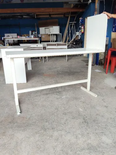 Mesa de Metalon com tampo de madeira 