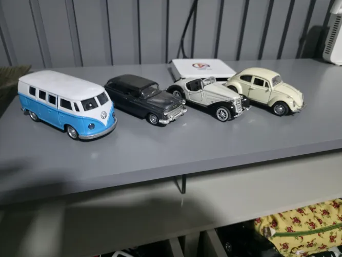 Vendo pequena coleção!  Bonecos e carrinhos