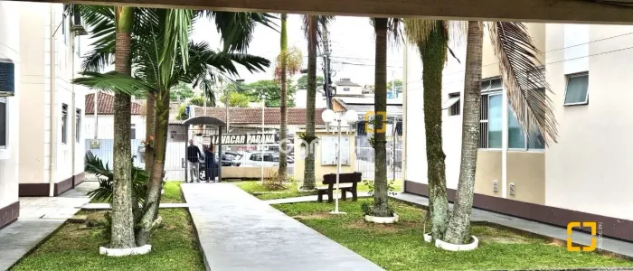 Apartamento de 2 quartos, garagem e sacada em Areias, próximo ao Giassi