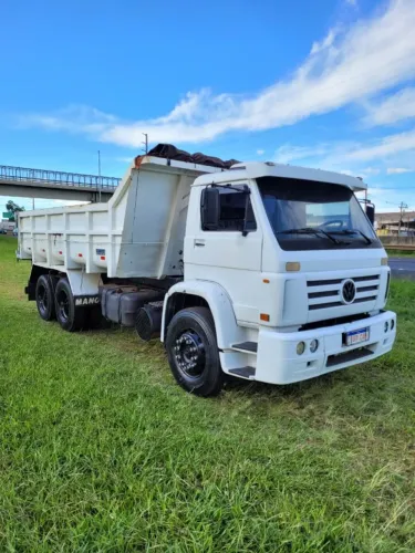 VOLKSWAGEN 24.220 6X2 TRUCADO CAÇAMBA BASCULANTE 2009 BRANCO