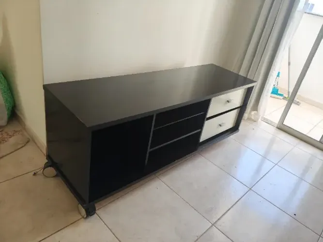 Rack de sala, com rodízios, USADO, fabricado em MDF/MDP de ótima resistência