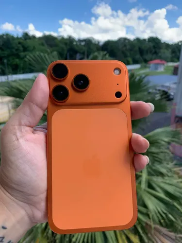 iPhone XR na carcaça do 17 pro max