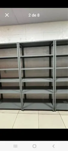 Estantes de aço