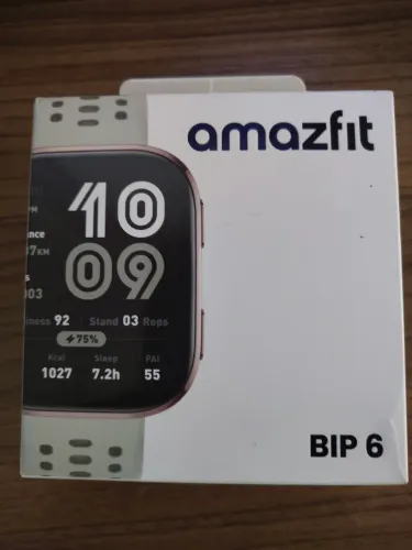 smartwatch Amazfit Bip 6, com caixa de 46 mm e pulseira clara.