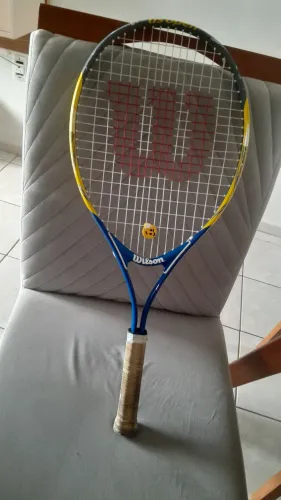Raquete de tênis Wilson acompanha bolinhas