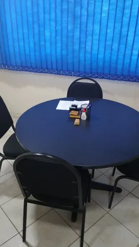 Vendo mesas redonda com 4 cadeiras. Tudo semi novo. Móvel de escritório