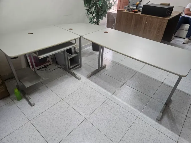 Mesa trabalho em l escritório 