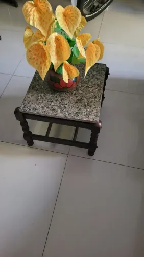 Mesa de canto / Criado-mudo de madeira com tampo de mármore