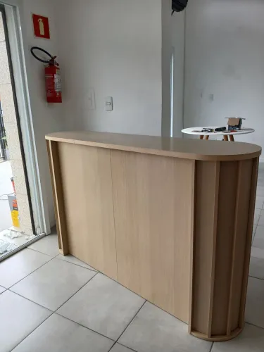 Balcão com detalhes ripados