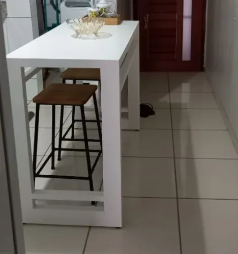 Mesa Bancada. Não acompanha banquetas 