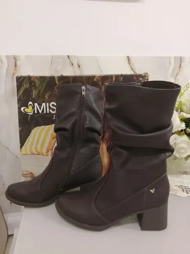 Botas semi-novas único uso