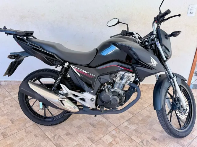 Titan completa, muito nova