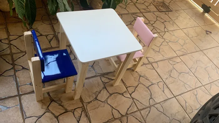 Mesa mdf, com cadeiras coloridas